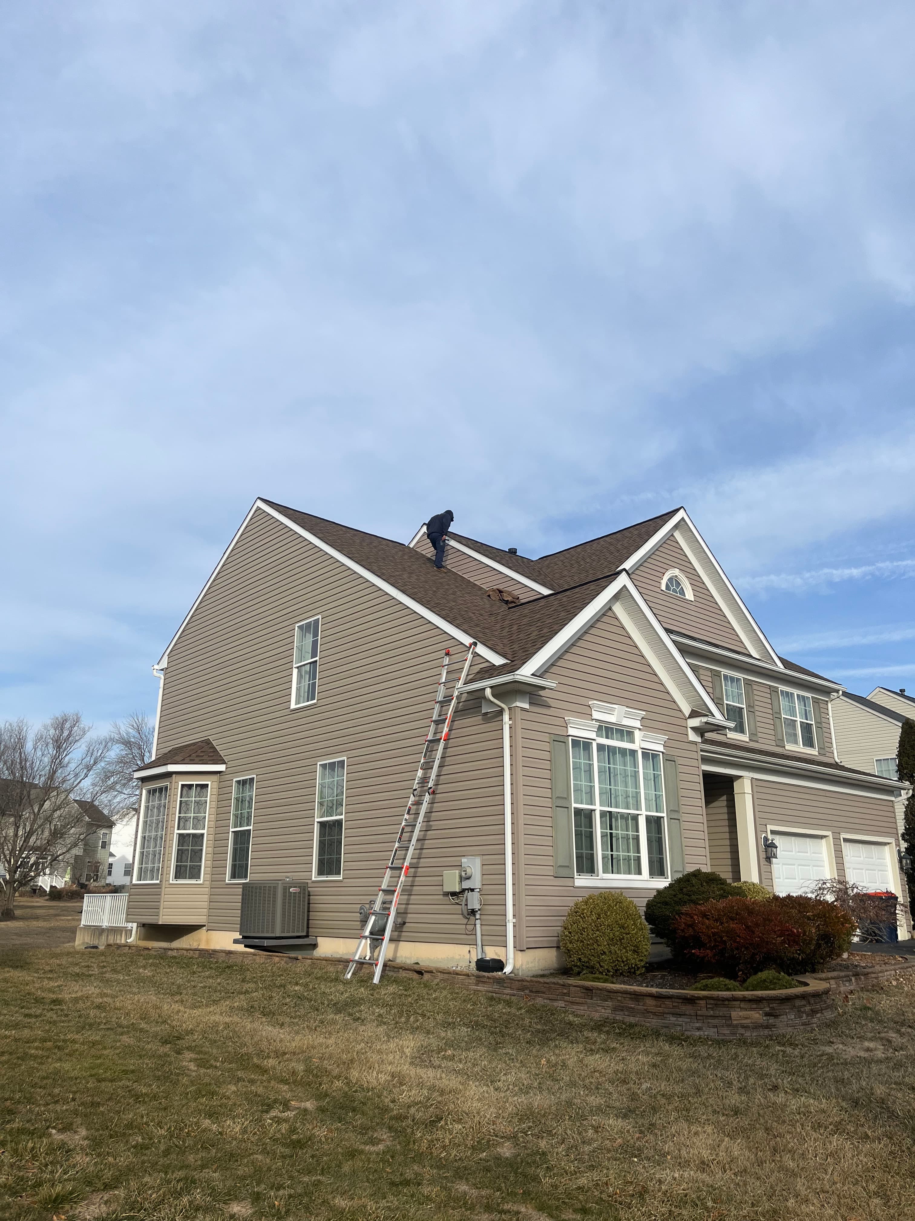 Azocar Contracting roof replacement work on a Delaware home