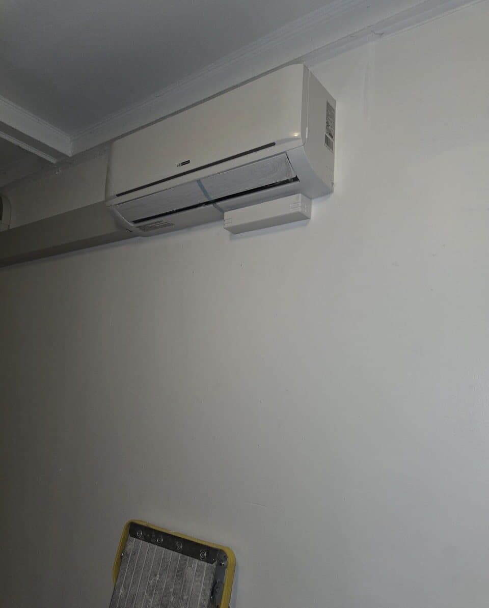 Finished indoor mini split head mounted near the ceiling